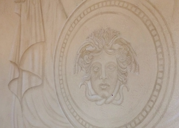 décor en trompe l'oeil de Gorgone en Grisaille